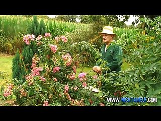 partouze dans le jardin