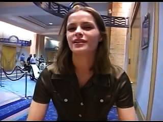 elle exhibe sa chatte au musee